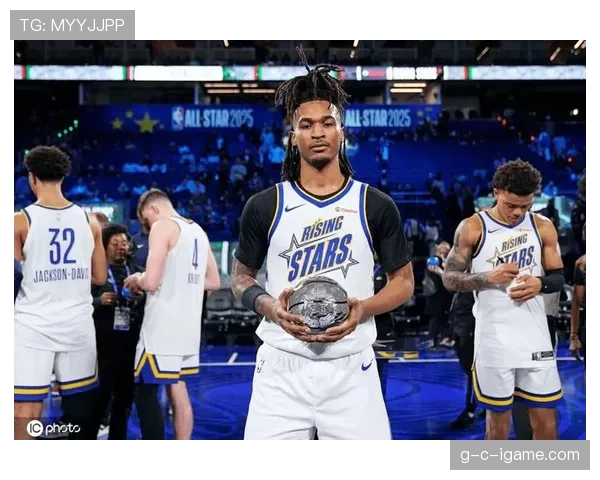 斯蒂芬·卡斯尔挡拆提升三分效率，拉开球队进攻空间