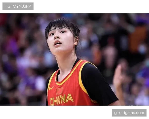 李月汝随便一张照片都像富太太遛街，我的购物车默默合上了